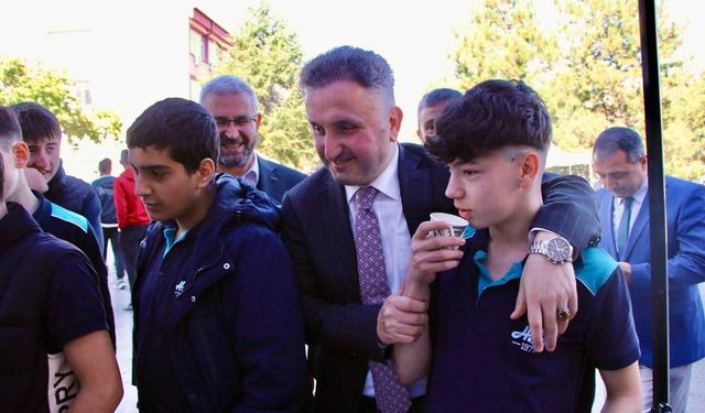 İl Millî Eğitim Müdürü Coşkun Esen, Hürriyet MTAL öğrencilerinin kermesine katıldı