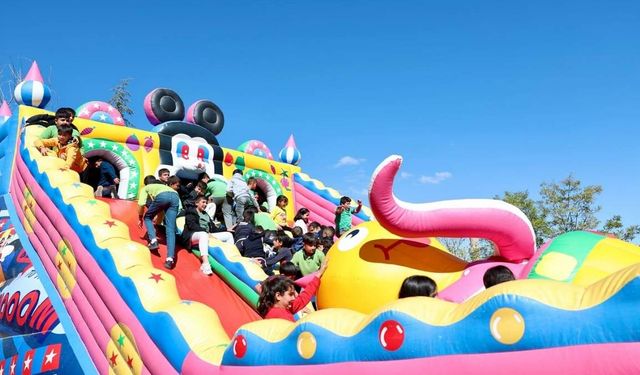 Kayseri^de 'Bir Dilim Mutluluk': Başkan Çolakbayrakdar çocuklarla oyun oynadı