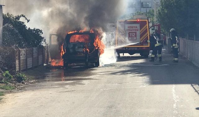 Konya’da park halindeki ticari taksi alev alev yandı!