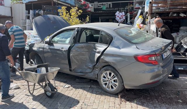 Konya'da direksiyon hâkimiyetini kaybeden otomobil yaya ve araçlara çarptı: 3 yaralı