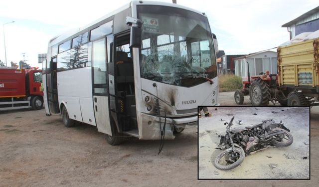 Konya'da işçi servisiyle çarpışan motosiklet alev aldı: 2 yaralı