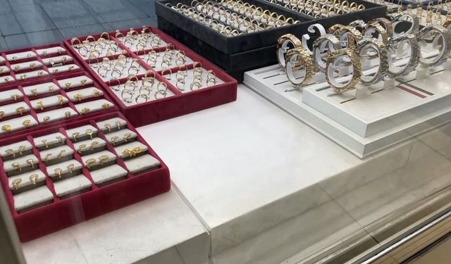 Biri oyaladı diğeri çaldı! Konya'da milyonluk vurgun anbean kameralara yansıdı