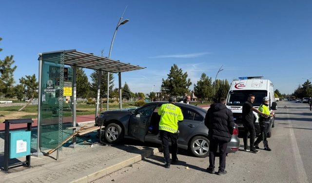 Konya’da otomobil durağa daldı: 1 yaralı