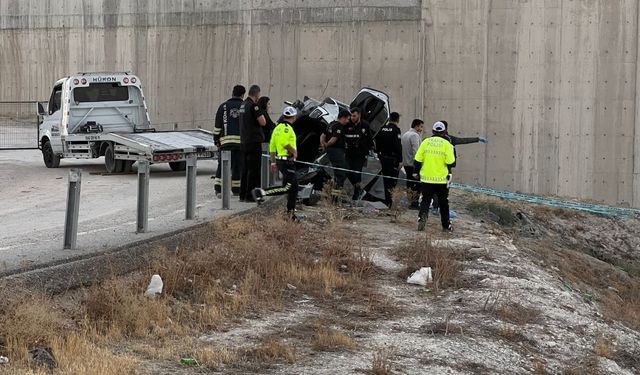 Konya’da otomobil yol kenarına uçtu: 1 ölü 1 yaralı