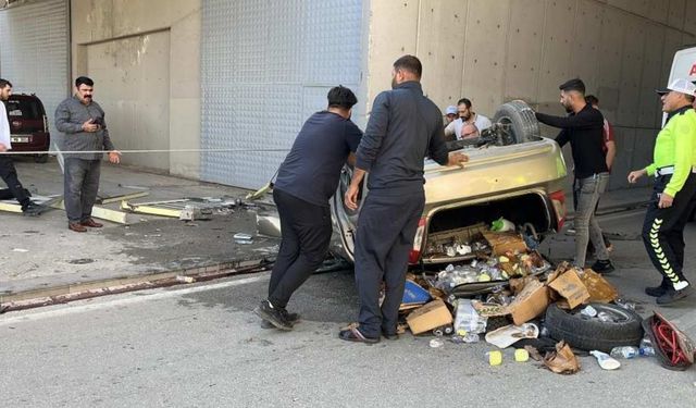 Konya’da üst geçitte dehşet anı: Otomobil bariyerleri aşıp aşağı düştü!