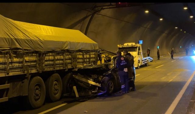 Kayseri yolundaki korkunç kazada SUV tipi araç Tıra çarptı: 1 ölü,4 yaralı
