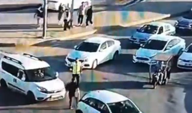 Dur ihtarına uymayan sürücü polise sopayla saldırdı!