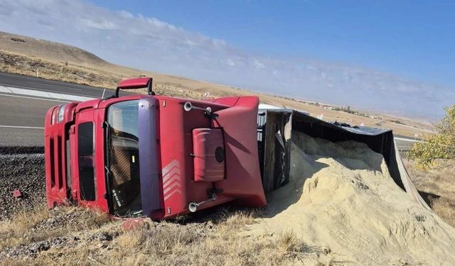 Kulu Kavşağı yakınlarında tır devrildi: Sürücü ölümden döndü!