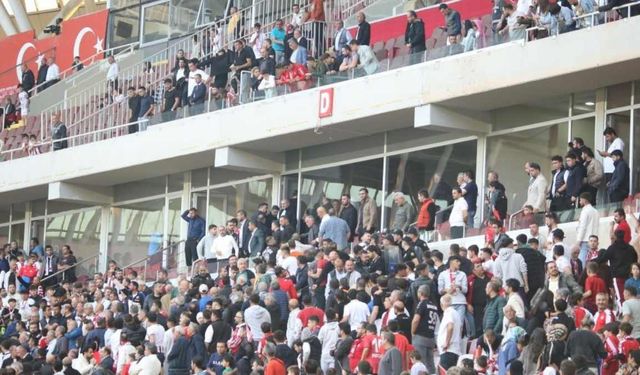 Sivasspor’da tribünler karıştı:Başkan Gökhan Karagöl tribüne indi!