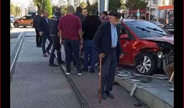 Kayseri Talas’ta iki araba çarpıştı: Tramvay durağına uçtu!