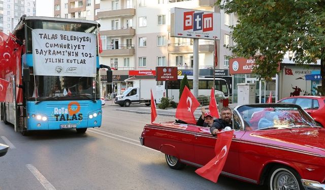 Talas’ta klasik araçlı Cumhuriyet konvoyu büyük ilgi gördü