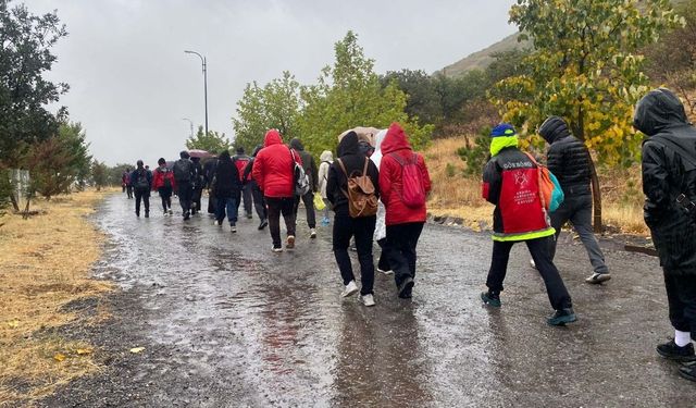 Yoğun yağış Talas'ta doğa yürüyüşüne engel olamadı