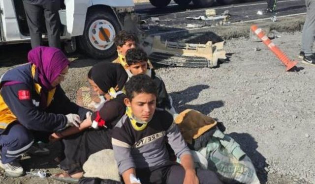 Nevşehir’de feci kaza: İşçileri taşıyan minibüs tırla çarpıştı!