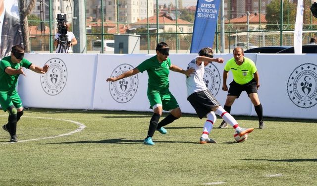 Vali Gökmen Çiçek Argıncık’ta maç izledi