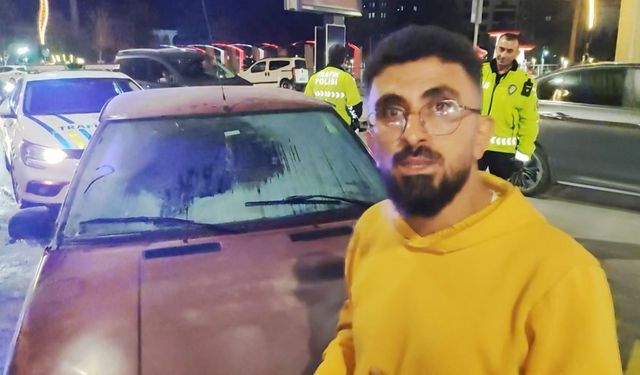 Seyir halindeyken yanan otomobili çevre esnafı söndürdü!