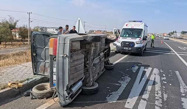 Tırla çarpışan otomobil refüje savruldu 3 yaralı