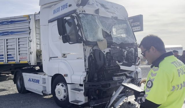 Aksaray Yeni Sanayi Sitesi girişinde tırlar çarpıştı: 1 yaralı