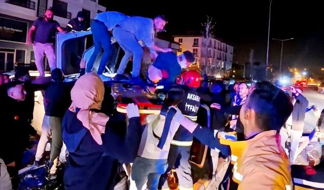 Aksaray’da paramparça olan araçta sıkışan 2 genç güçlükle kurtarıldı: O anlar kameralara yansıdı