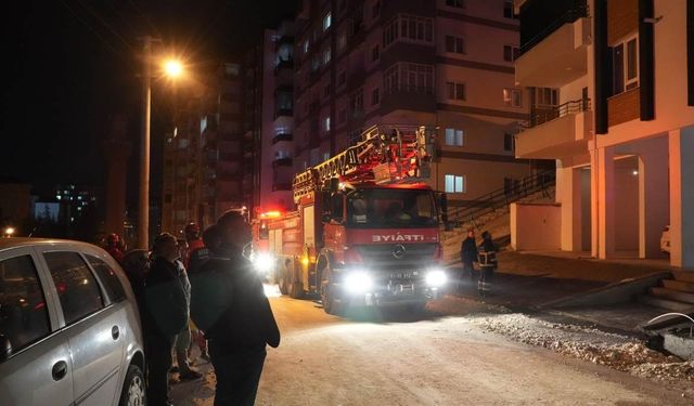 Apartmanın orta katı alev alev yandı: Mahalleli sokağa döküldü!