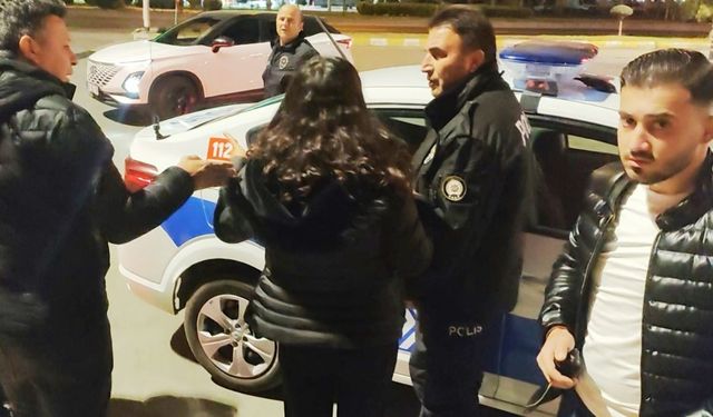 Avukat kadını kilometrelerce takip eden anne-baba kızlarını taksi durağına kilitledi