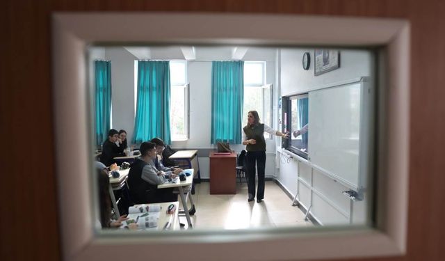 Başkan Çolakbayrakdar Öğretmenlere sürpriz yaptı: Bakın ne dağıttı?