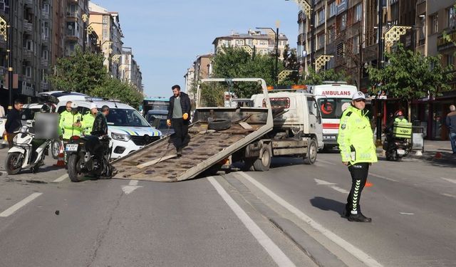 İki Motosiklet Birbiriyle Çarpıştı, Park Halindeki Otomobile Savruldular!