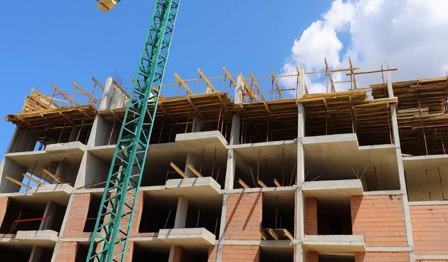 İnşaatta dehşet anları: 3. katına çıkıp atlamaya kalktı!