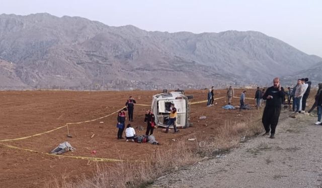 Kahramanmaraş’ta inşaat işçilerini taşıyan minibüs takla attı: 2 ölü 7 yaralı