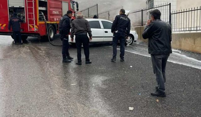 Kahramanmaraş’ta hastane önünde park halindeki otomobil alev aldı