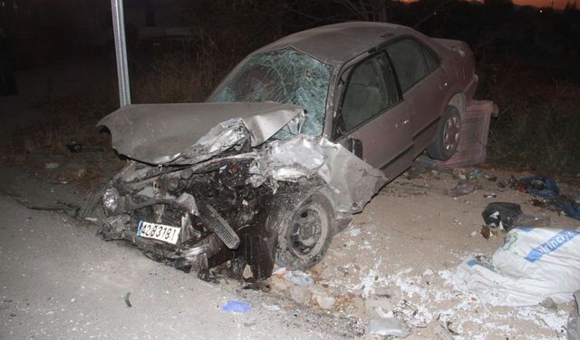 Traktör ile otomobil çarpıştı: 1’i ağır 2 yaralı