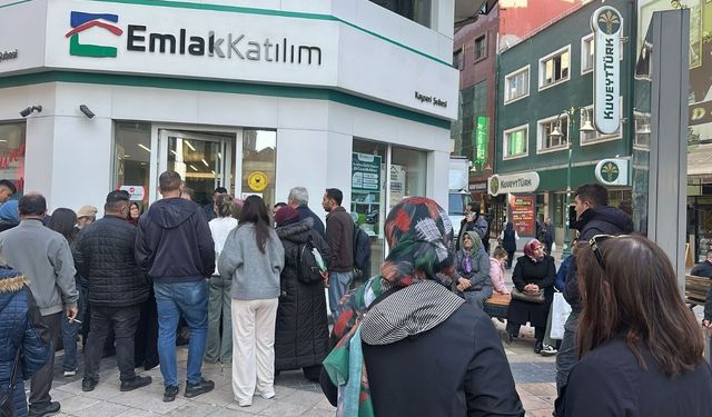 Kayseri'de  Bankaların önünde insan seli oluştu !  TOKİ’nin 500 bin sosyal konut projesi yoğun ilgi gördü