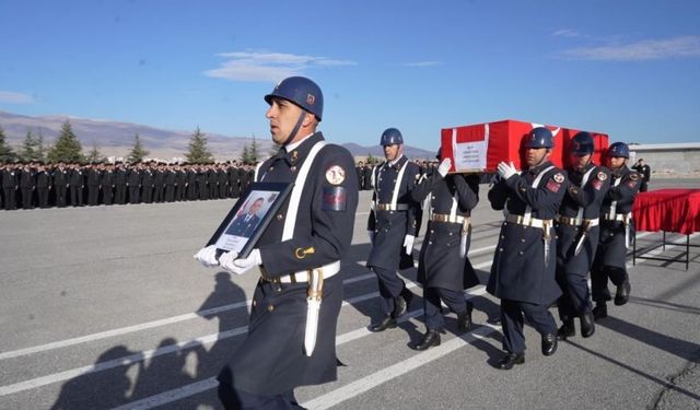 Kayseri yolunda vefat eden Jandarma Astsubay'a askeri tören düzenlendi