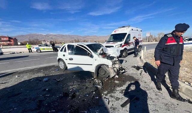 Niğde–Kayseri Yolunda feci çarpışma: Genç sürücü ağır yaralandı
