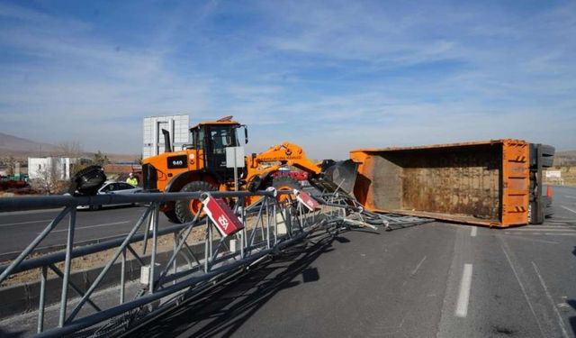 Niğde-Kayseri yolunda kamyon damperi EDS direğine çarptı: 1 ağır yaralı!