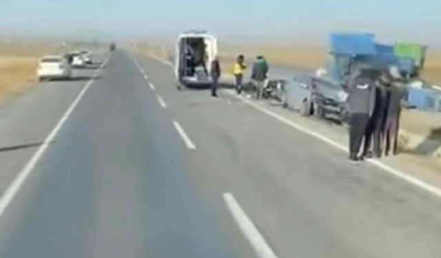 Niğde-Nevşehir Yolunda otomobil ile traktör çarpıştı: 6 ağır yaralı