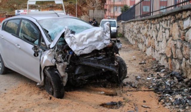 Niğde’de feci kaza: Direksiyon hakimiyetini kaybedip duvara çarptı!