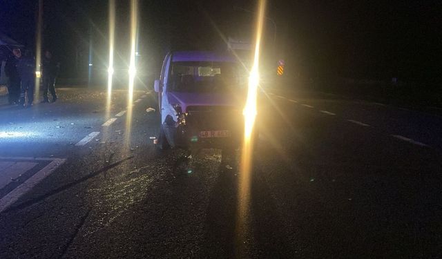 Otomobil ile hafif ticari araç çarpıştı: 2’si çocuk 5 yaralı