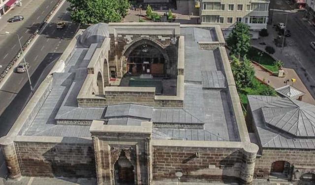 Şehrin kalbinde 800 yıllık sessizlik: Sahabiye Medresesi hangi sırları saklıyor?