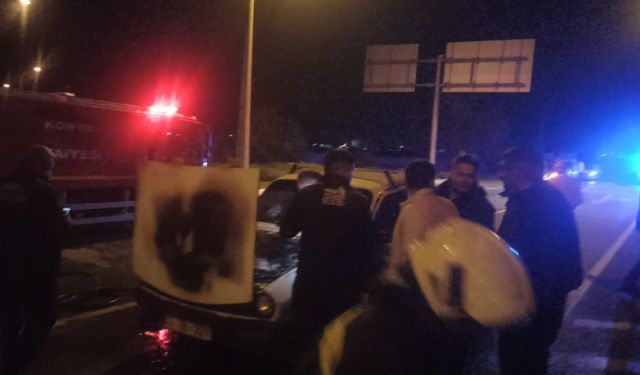 Konya'da kırmızı ışıkta bekleyen otomobilde yangın çıktı