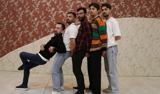 Meclis Başkanı uyardı, ayak tabanı göstermek kültürde yok!