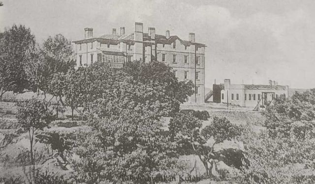 Talas’taki tarihi okulun sırrı: 130 yıllık bina bu günlerde gençlerle dolup taşıyor