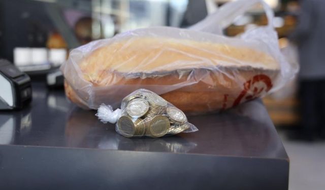 Yüz lira bozuk para verene iki ekmek hediye!