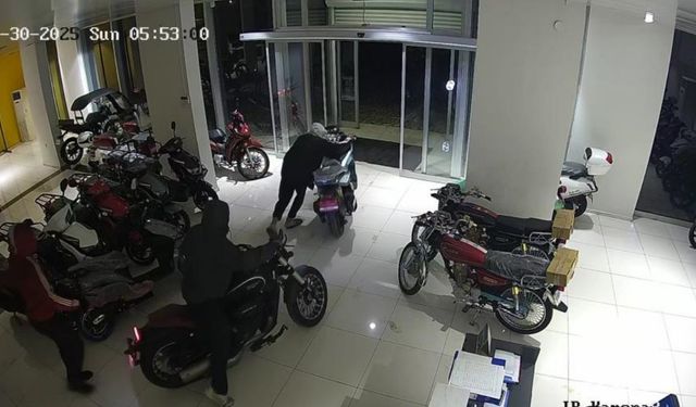 4 Çocuk elini kolunu sallaya sallaya beğendikleri motosikletleri galeriden çaldı