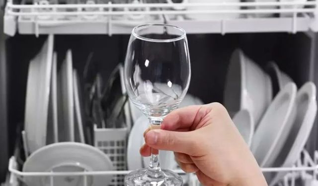 Sararmış bardakları temizlemenin 3 doğal yolu! Çamaşır suyuna hiç gerek kalmayacak