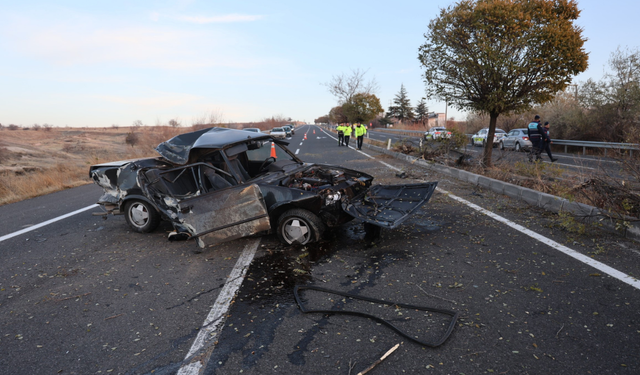 Kavşakta kaza: Takla atan otomobil trafiği kilitledi!