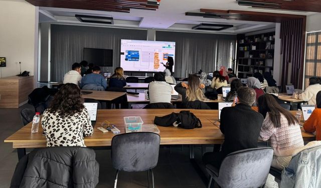 Kayseri Büyükşehir’in Bilişim Akademisi’nden öğretmen adaylarına robotik kodlama eğitimi