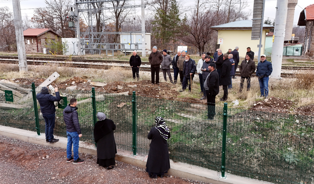 Kemal Sunal’ın filmi Kayseri’de gerçek oldu! Mahalle tel örgüyle ikiye bölündü!