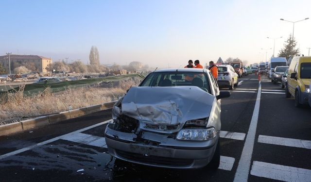 Nevşehir’de kırmızı ışıkta bekleyen minibüse çarptı! Yaralılar var