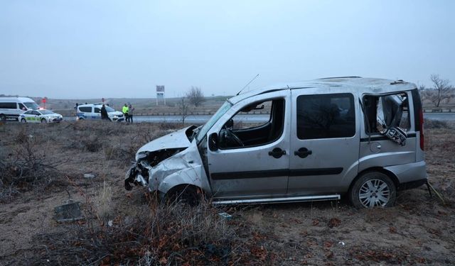 Nevşehir'de hafif ticari araç takla atarak tarlaya uçtu