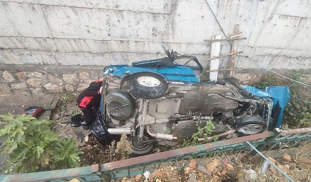 Drenaj kanalına uçan araçta can pazarı: 3 yaralı